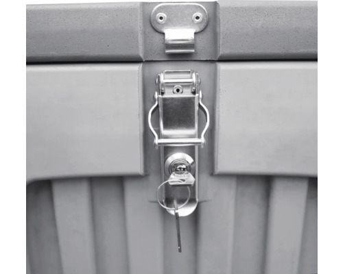 Detailaufnahme eines abschließbaren Behälters mit Schlüssel