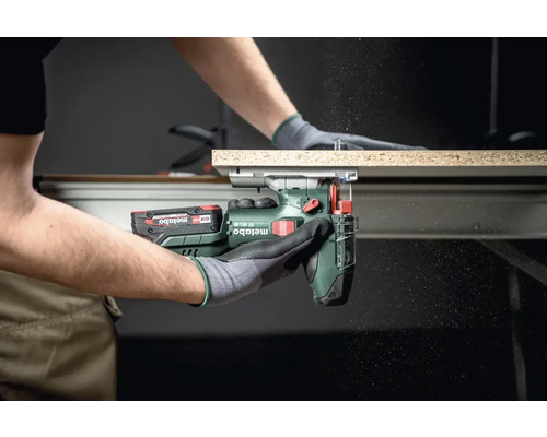 Person sägt Holz mit einer Akku Stichsäge von Metabo