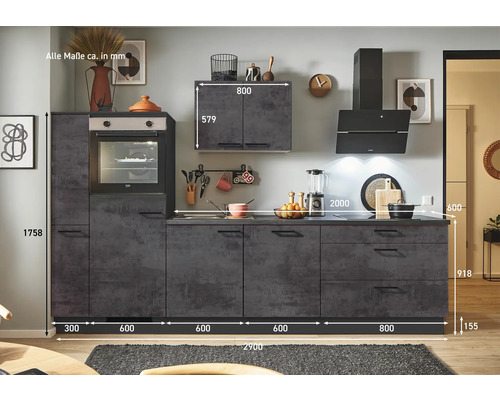 Küchenzeile mit Schränken, Backofen und Dunstabzugshaube mit Maßangaben