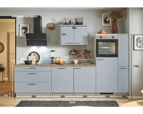 Komplette Küche mit Spüle, Herd und Dunstabzugshaube mit Maßangaben.