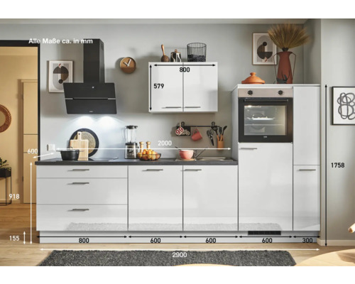 Komplette Küche mit Elektrogeräten und Maßangaben.