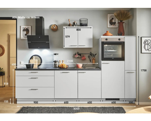 Küchenzeile mit Spüle, Herd, Dunstabzugshaube und Schränken