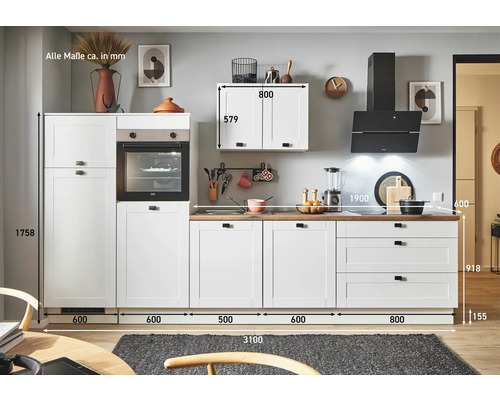 Cuisine linéaire avec armoires blanches, tiroirs et appareils électriques ainsi qu''un plan de travail en décor bois