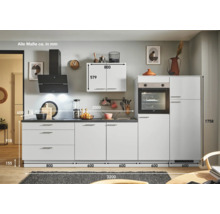 Komplette Küche mit Ober- und Unterschränken sowie Elektrogeräten.