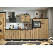 Komplette Küche mit Einbaugeräten und Holzoptik