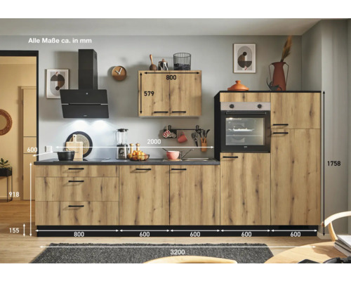 Komplette Küche mit Einbaugeräten und Holzoptik