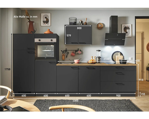 Küchenzeile mit Einbaubackofen, Hängeschrank und Dunstabzugshaube