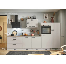 Komplette Küche mit Ober- und Unterschränken sowie Elektrogeräten