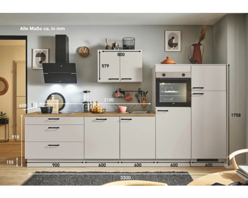 Komplette Küche mit Ober- und Unterschränken sowie Elektrogeräten