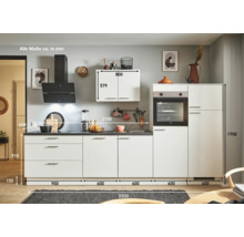 Komplette Küche mit Elektrogeräten, Spüle und Maßen.