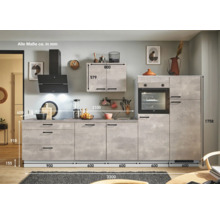 Küchenzeile mit Spüle, Herd, Dunstabzugshaube, Backofen und Hängeschränken im modernen Design