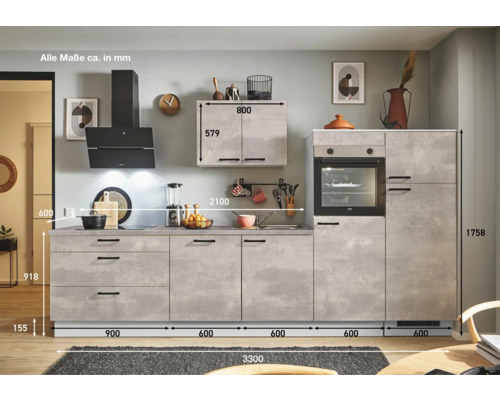 Küchenzeile mit Spüle, Herd, Dunstabzugshaube, Backofen und Hängeschränken im modernen Design