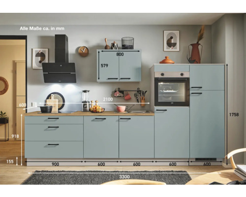 Komplette Küche mit Ober- und Unterschränken inklusive Elektrogeräten und Maßangaben.