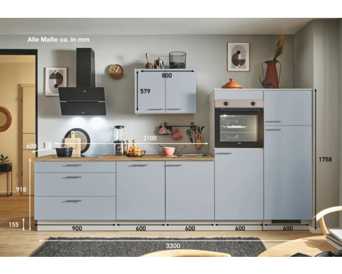 Cuisine complète avec élément haut, évier et appareils électriques devant un mur