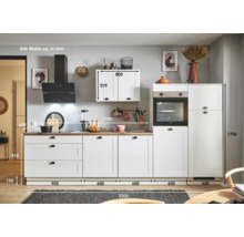 Küchenzeile mit Hängeschrank, Dunstabzugshaube und Elektrogeräten mit Maßangaben