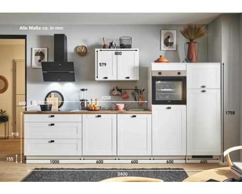 Cuisine intégrée claire avec appareils électriques et espace de rangement