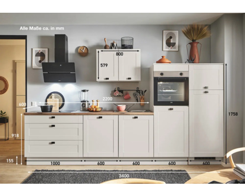 Küchenzeile mit Ober- und Unterschränken sowie Elektrogeräten und Arbeitsplatten