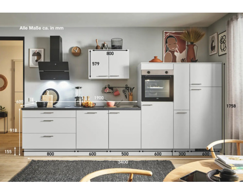 Küchenzeile mit Hängeschrank, Dunstabzugshaube und Einbaubackofen