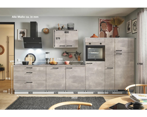 Komplette Küche mit Dunstabzugshaube, Ofen und grauer Arbeitsplatte