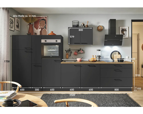 Cuisine complète en version foncée avec meubles hauts et bas, appareils électriques et plan de travail.