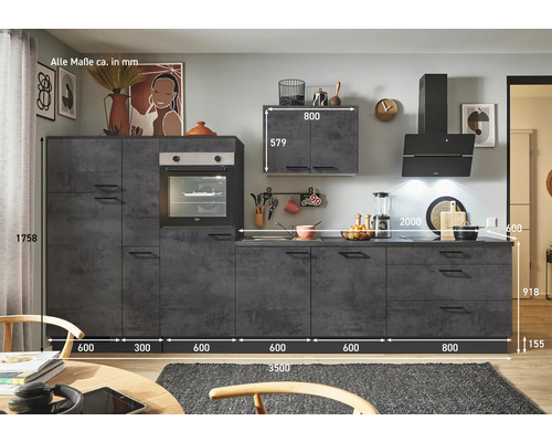 Komplette Küche in grauer Betonoptik mit Hängeschrank und Dunstabzugshaube