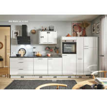 Komplette Küche mit weißen Fronten, Dunstabzugshaube und Elektrogeräten.