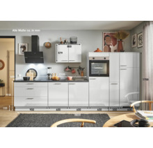 Moderne Küche mit Einbauschränken, Spüle und Elektrogeräten