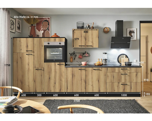 Küchenzeile mit Ober- und Unterschränken sowie Elektrogeräten und Maßangaben.