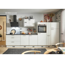Moderne Küche mit weißen Schränken, dunkler Arbeitsplatte und Maßen