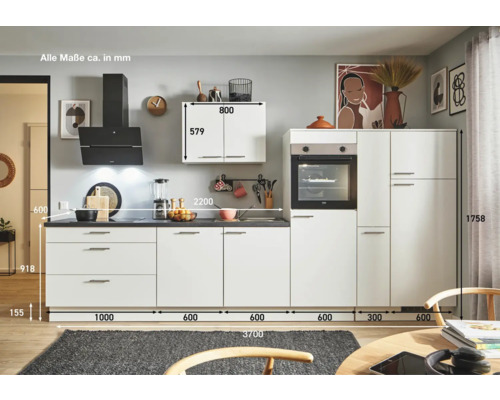 Moderne Küche mit weißen Schränken, dunkler Arbeitsplatte und Maßen