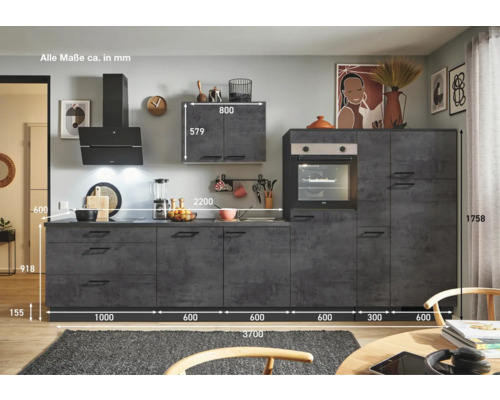 Moderne Einbauküche mit Dunstabzugshaube, Schränken und Elektrogeräten