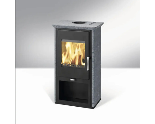 Kaminofen mit Steinverkleidung und Feuer im Brennraum