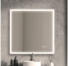 Miroir carré avec éclairage au-dessus d''un lavabo dans une salle de bains