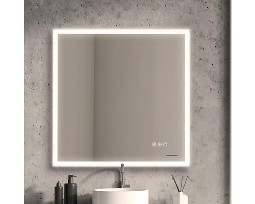 Miroir carré avec éclairage au-dessus d''un lavabo dans une salle de bains