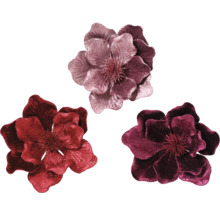 Trois têtes de fleurs artificielles en textile