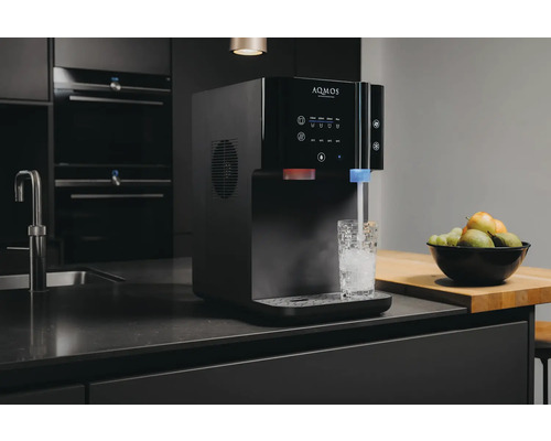 Distributeur d''eau avec verre dans une cuisine moderne