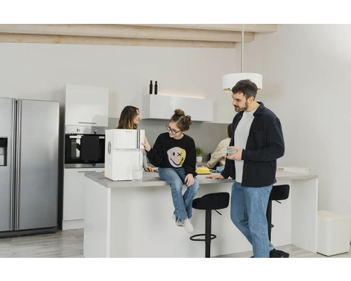 Scène d''une famille dans une cuisine avec un distributeur d''eau sur un îlot de cuisine