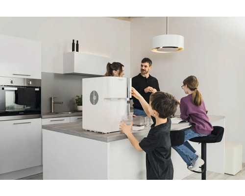 Famille dans une cuisine lumineuse avec un distributeur d''eau