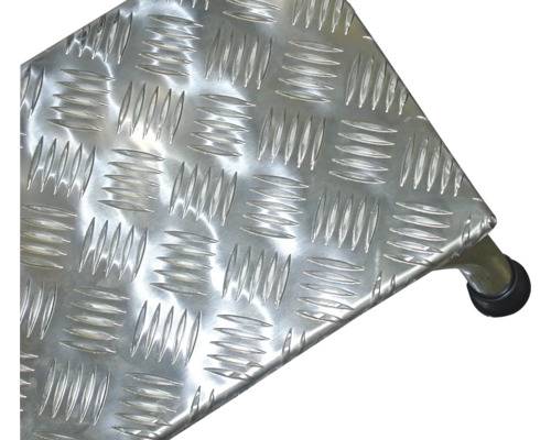 Detailaufnahme einer Trittfläche aus Aluminium mit Riffelblechmuster