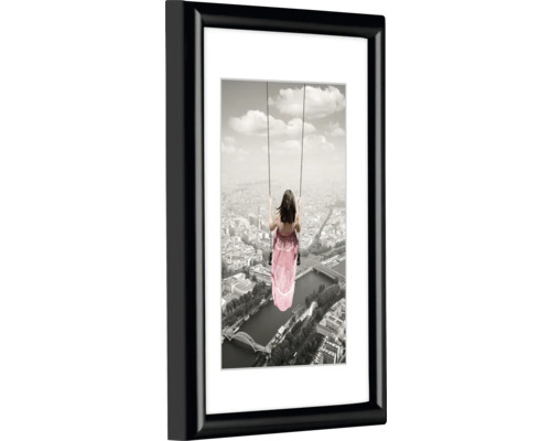 Image encadrée d''une femme sur une balançoire au-dessus d''une ville