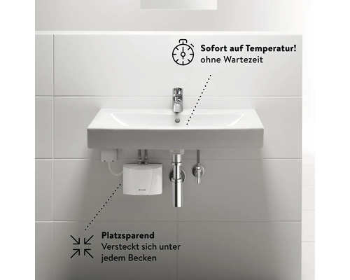 Waschbecken mit Armatur und Warmwasserbereiter im Badezimmer