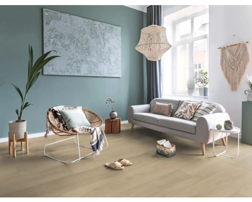 Helles Wohnzimmer mit Sofa, Sessel, Dekoration und Holzboden