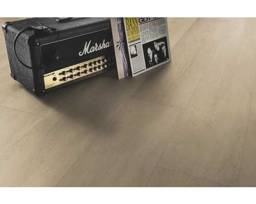 Bodenbelag mit Verstärker und Zeitschrift