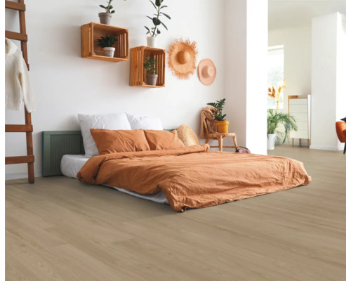 Chambre lumineuse avec lit double et plancher en bois