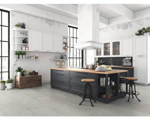 Helle Küche im Loftstil mit Kochinsel, weißen Schränken und Regalen