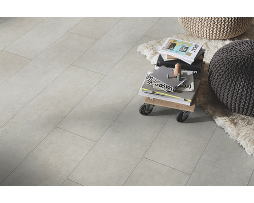 Verlegter Bodenbelag im Wohnraum mit Deko-Elementen.