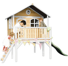 Holzspielhaus mit Rutsche und Kindern