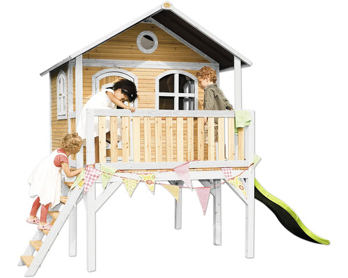 Spielhaus Spielturm axi Sophie 212 x 380 cm Holz braun, weiß, grün bestehend aus Grundturm, Rutsche hellgrün Holzspielhaus mit Rutsche und drei spielenden Kindern