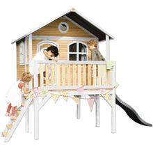 Spielhaus aus Holz mit Rutsche und Kindern