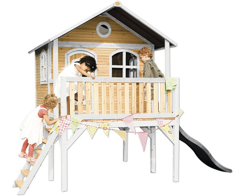 Spielhaus aus Holz mit Rutsche und Kindern